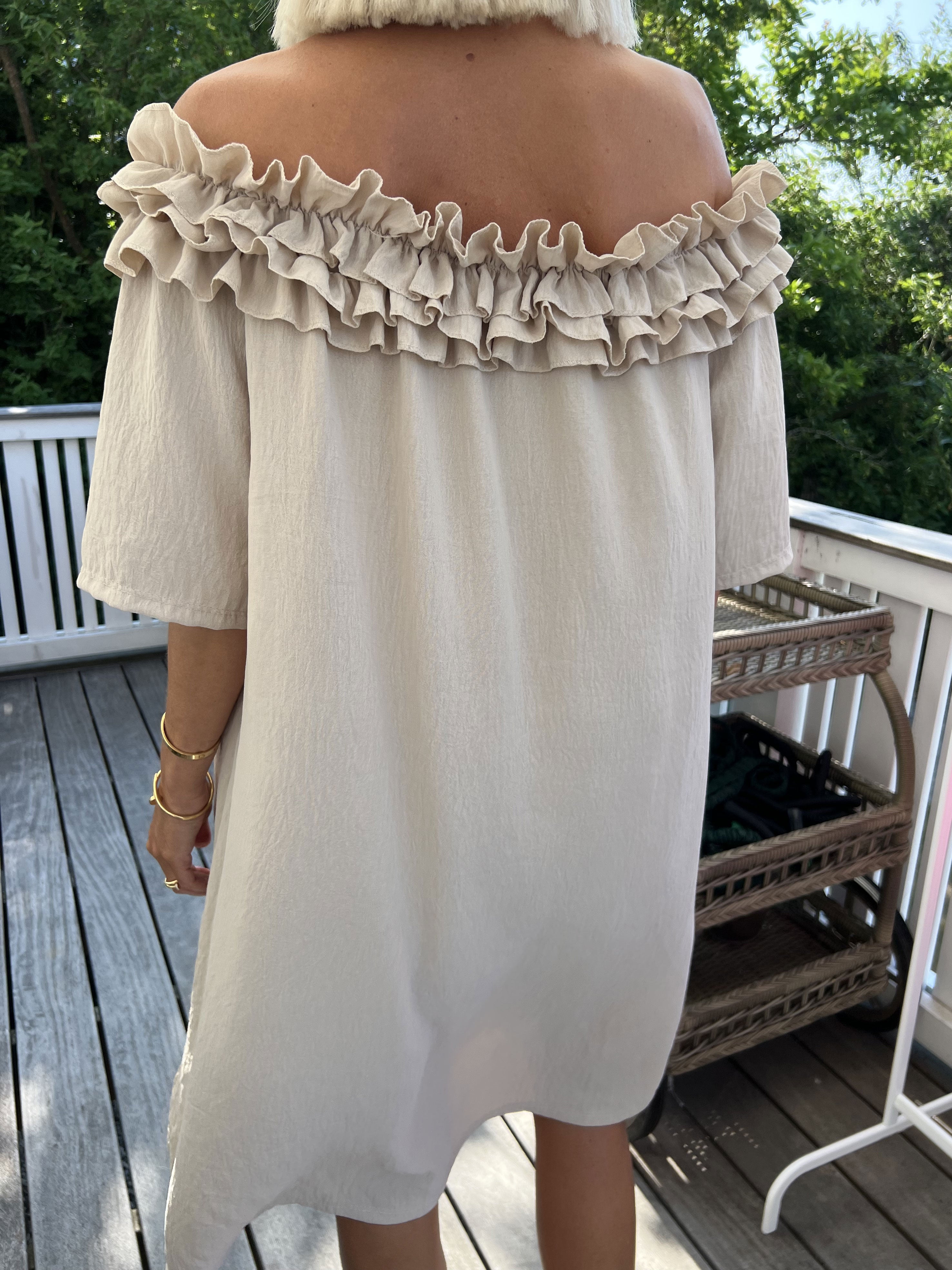 Chili Sleeveless Dress - Fineste kjole med flæser i udskæringen